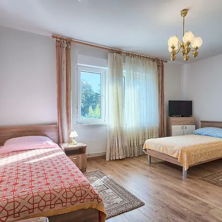 Pizonova 3 * Pola